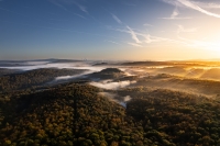Landschaft im Saarland rund um Bildstock im Morgennebel bei Sonnenaufgang.